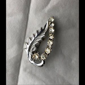 Vintage leaf pin